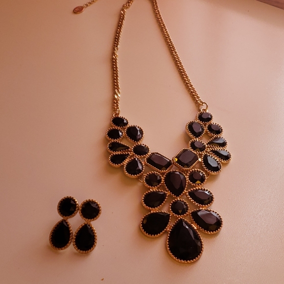 BUNDLE 2 Red & Black Fashion necklace set - Picture 5 of 5